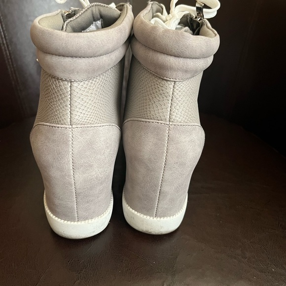 The cool girl sneaker shoe. - Picture 3 of 5